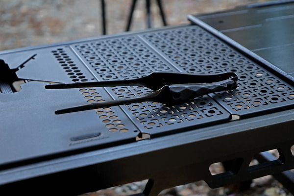 名栗ウッドグリップ×ブラックステンレスの、黒く美しいBBQトングがクラファンに登場