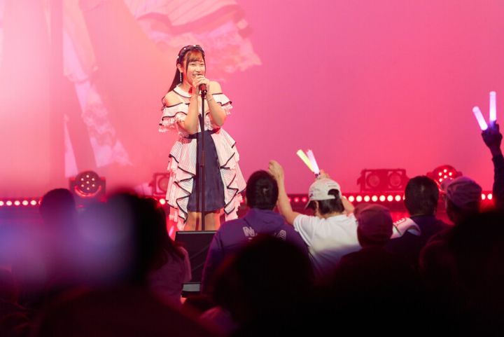 アイドルゴルファー・菅沼菜々、“ドレス姿”でファン500人を魅了！