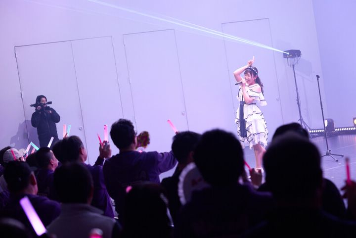 アイドルゴルファー・菅沼菜々、“ドレス姿”でファン500人を魅了！