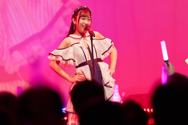 アイドルゴルファー・菅沼菜々、“ドレス姿”でファン500人を魅了！