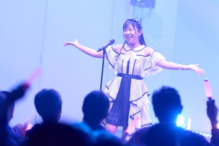 アイドルゴルファー・菅沼菜々、“ドレス姿”でファン500人を魅了！