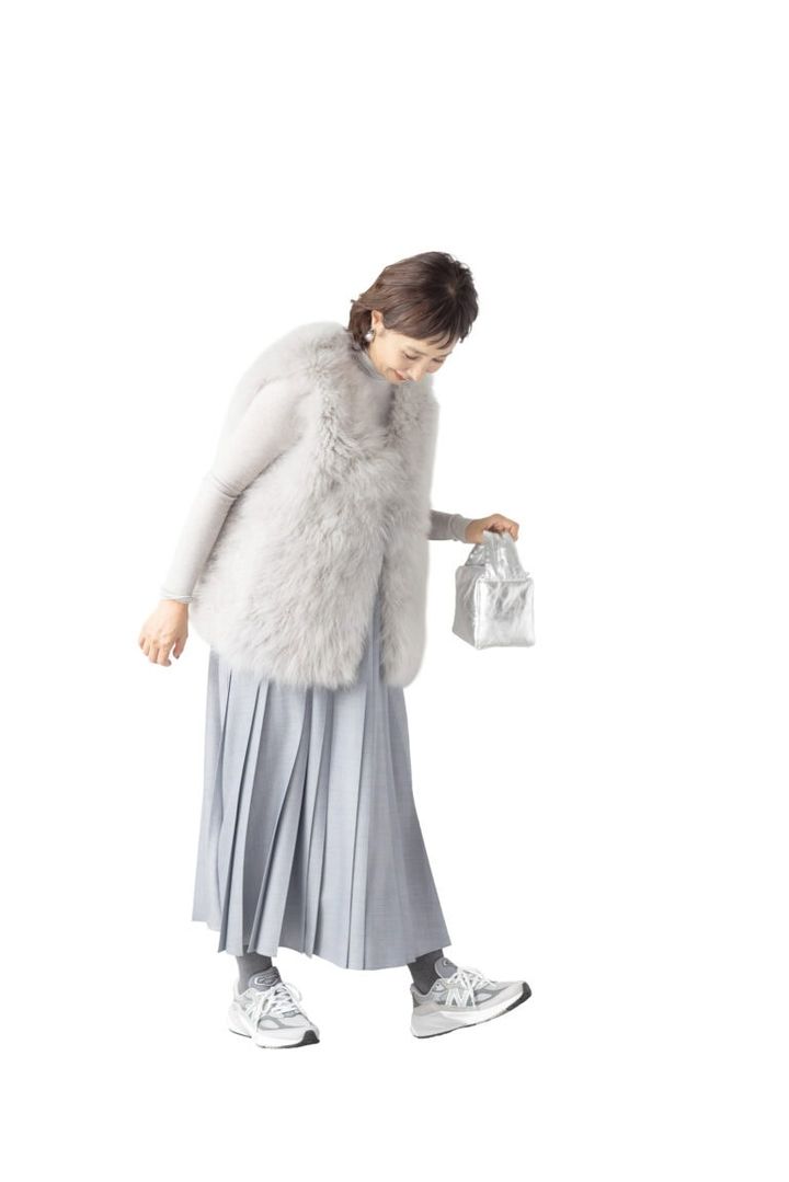 タイツ¥2,640／靴下屋（タビオ）、ジレ（一部店舗限定）¥319,000、スカート¥69,300／ともにエブール（リトルリーグ インク）、タートルネック¥11,000／ソージュ（ソージュ オンラインストア）、バッグ¥39,600／バケット バゲージ（アイネックス）、イヤリング¥8,800／アビステ、靴¥39,600／ニューバランス（ニューバランスジャパンお客様相談室）