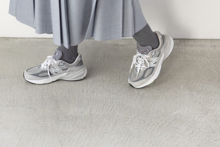 ソックスのような質感のグレーはスニーカーとも相性抜群。デイリーに合わせやすい！ 