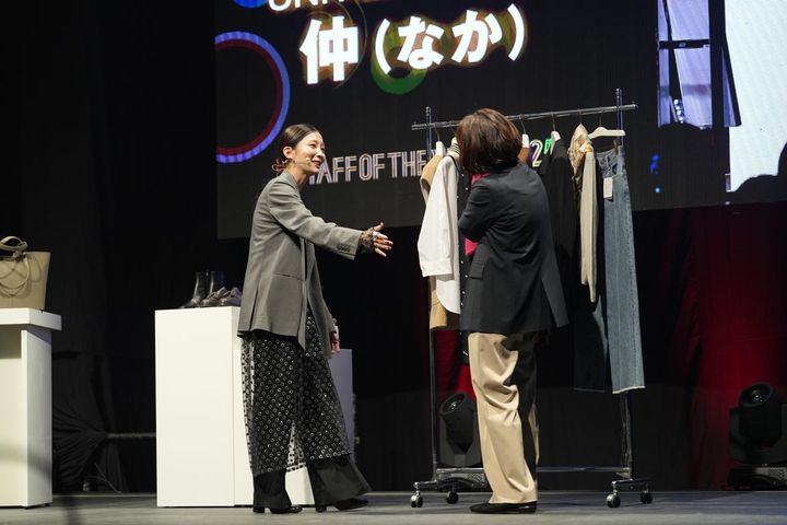 画像: 仲 希望（なか・のぞみ）さん ： 42歳。３兄弟。2003年にユナイテッドアローズに入社。全国の複数店舗を経て2019年に新宿店に配属。2020年よりECサイトのスタイリング投稿を開始。以来、ユナイテッドアローズ販売員の中でもトップクラスの投稿数、経由売上、フォロアー数を維持している