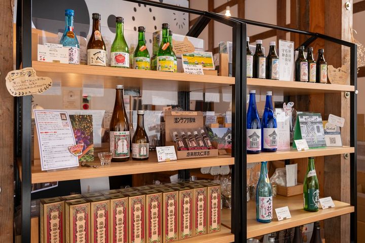 ショップコーナーには摂田屋の発酵みやげや雑貨が揃っています