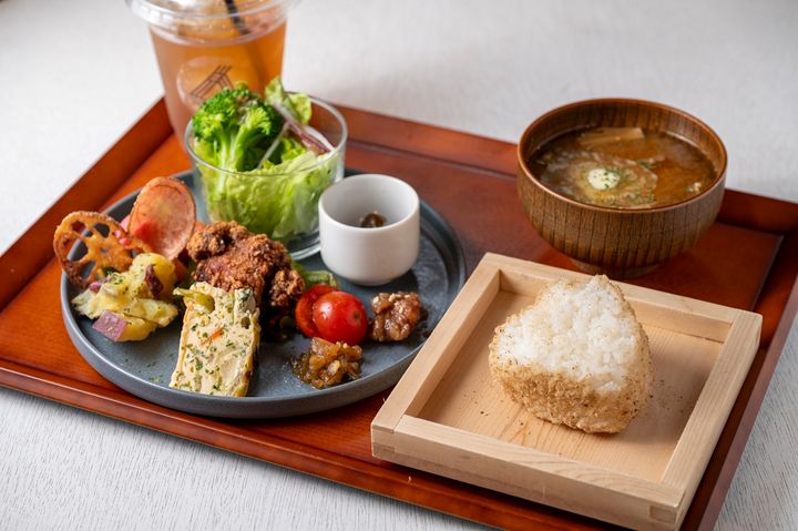 地域を味わう「6SUBI のおにぎりプレート」1900 円