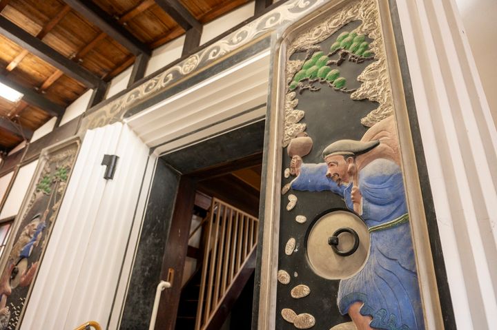 戸前に描かれた恵比寿と大黒天