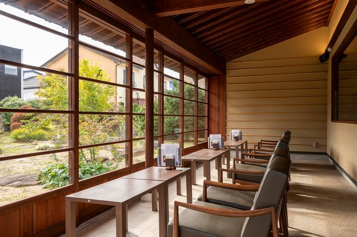 庭に面した喫茶コーナーの席