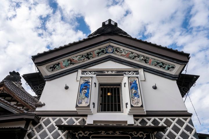 東面2階の鮮やかな青い鳳凰の姿