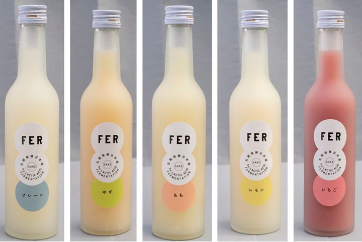 乳酸発酵させた酒粕とフルーツがとろけた甘酒カクテル・FER。プレーン990円、いちご、もも、レモン、ゆず各1100円 すべて300ml