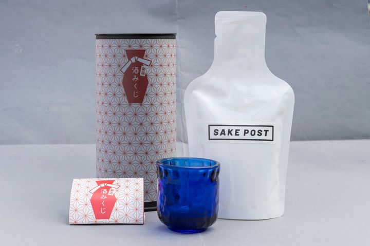 にいがた酒みくじBOX1200円（1階）。新潟地酒100ml、三条燕の銅器を含む4種のぐいのみのうち1つ、おみくじ入り