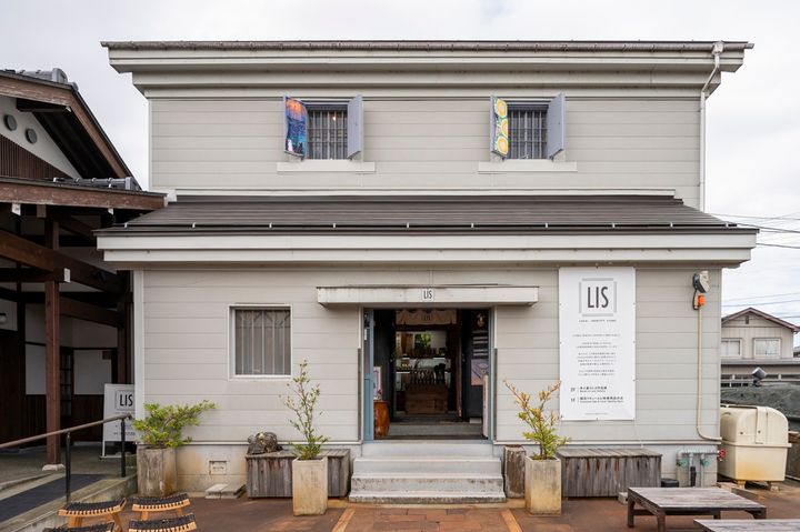 とば口にたつシックなコンクリートの蔵が「LIS摂田屋」