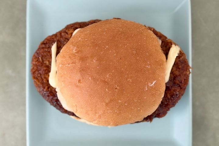 圧巻のはみで具合！【ファミマ】に食べ応え抜群のハンバーガーが登場