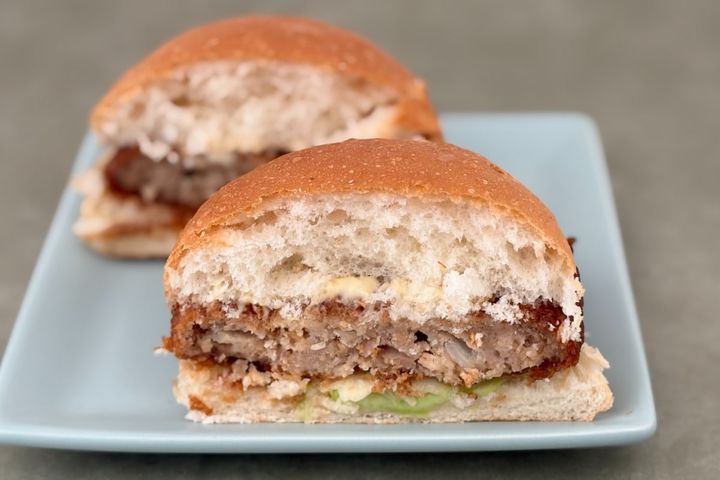 圧巻のはみで具合！【ファミマ】に食べ応え抜群のハンバーガーが登場