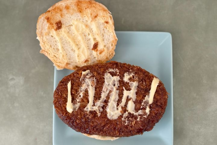 圧巻のはみで具合！【ファミマ】に食べ応え抜群のハンバーガーが登場