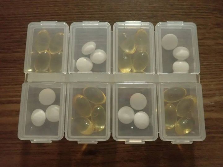 DAISO(ダイソー)：サプリメント容器8マス