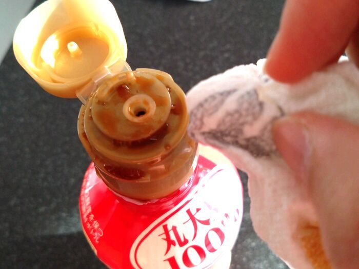 しょうゆ「密封ボトル」の捨て方！中身は切らずに水で洗えます。キャップの外し方は？