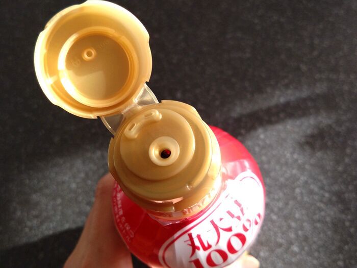 しょうゆ「密封ボトル」の捨て方！中身は切らずに水で洗えます。キャップの外し方は？