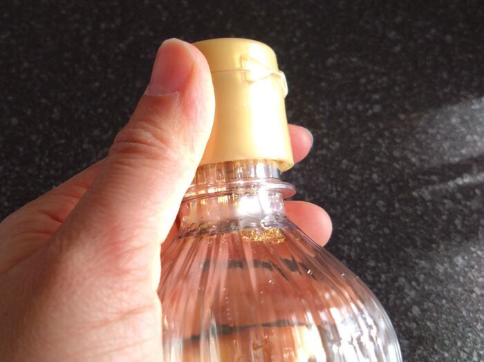 しょうゆ「密封ボトル」の捨て方！中身は切らずに水で洗えます。キャップの外し方は？