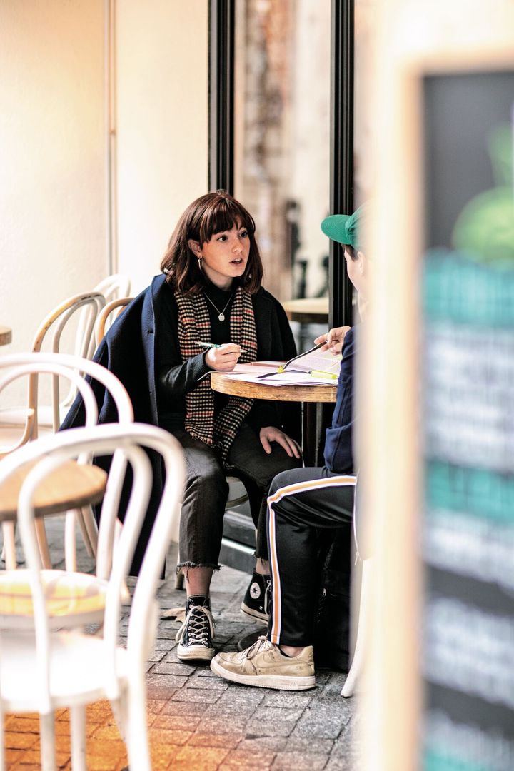 【ブラックタートルニットのお手本コーデ18選】黒タートルは主役にも脇役にも使える！