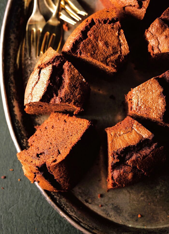 シフォン型で焼くと美味しい！しっとり濃厚な「ガトーショコラ」の作り方。材料5つ！初心者さんでも挑戦しやすいレシピです♪