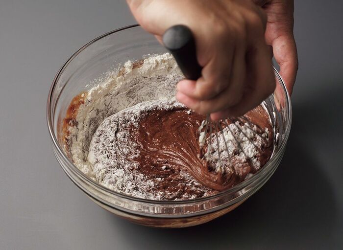 シフォン型で焼くと美味しい！しっとり濃厚な「ガトーショコラ」の作り方。材料5つ！初心者さんでも挑戦しやすいレシピです♪