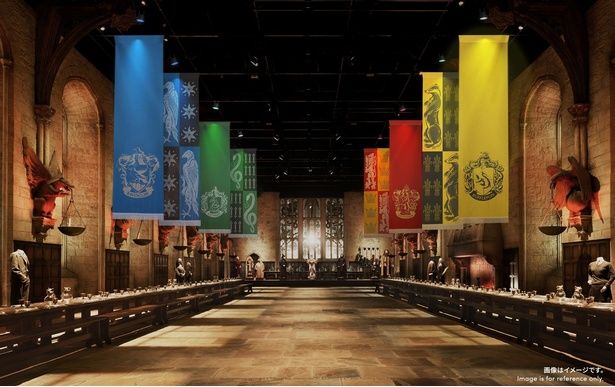大広間に4寮の巨大フラッグが登場！映画のワンシーンのような荘厳な光景が広がる