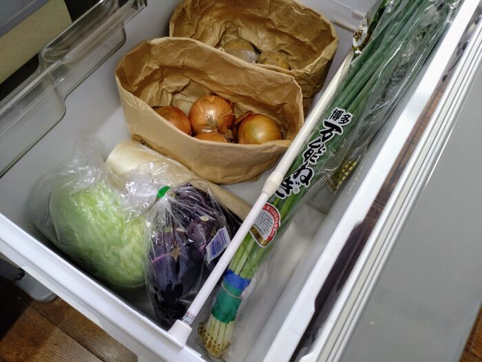 冷蔵庫に『突っ張り棒』を取り付けたら…めっちゃ便利！！まさかの活用アイデア♪