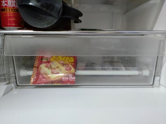冷蔵庫に『突っ張り棒』を取り付けたら…めっちゃ便利！！まさかの活用アイデア♪