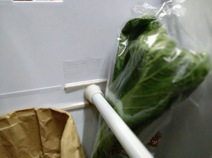 冷蔵庫に『突っ張り棒』を取り付けたら…めっちゃ便利！！まさかの活用アイデア♪