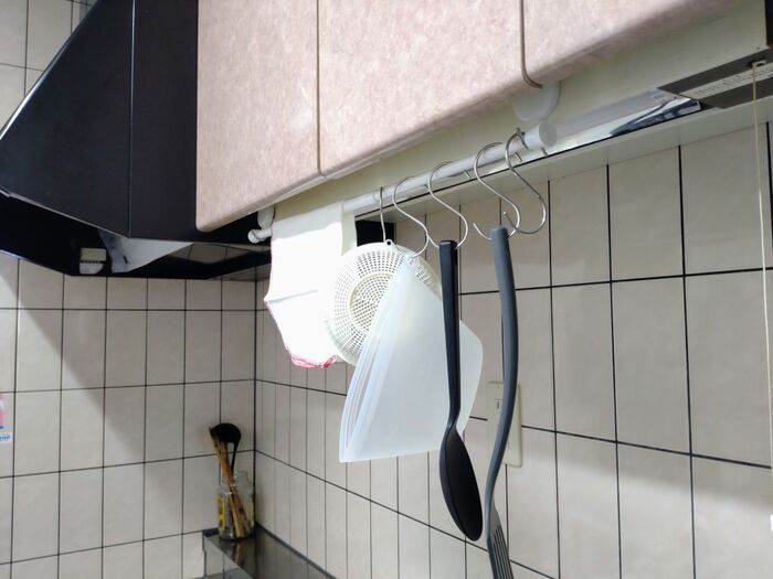 冷蔵庫に『突っ張り棒』を取り付けたら…めっちゃ便利！！まさかの活用アイデア♪