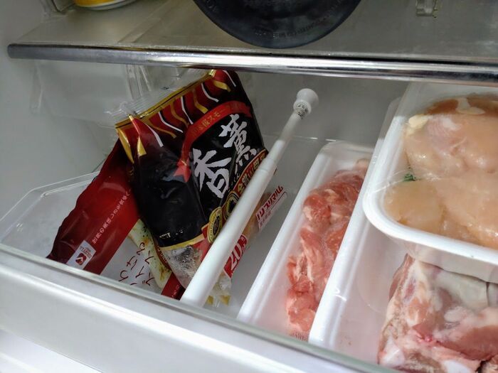 冷蔵庫に『突っ張り棒』を取り付けたら…めっちゃ便利！！まさかの活用アイデア♪