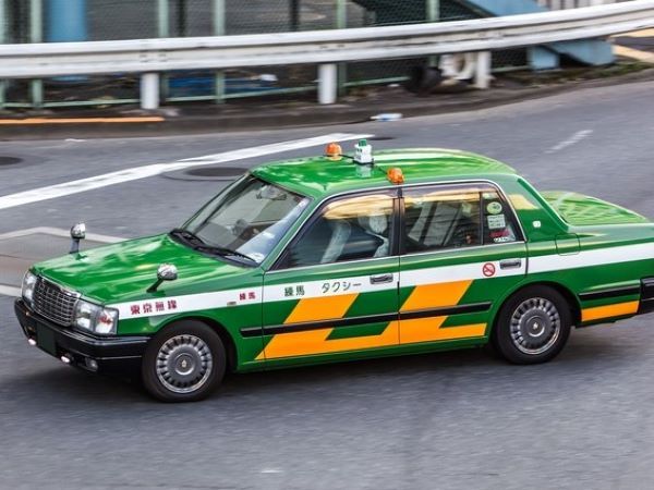 【回答B】助手席の後ろ