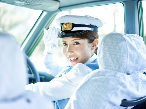 【回答C】運転席の後ろ