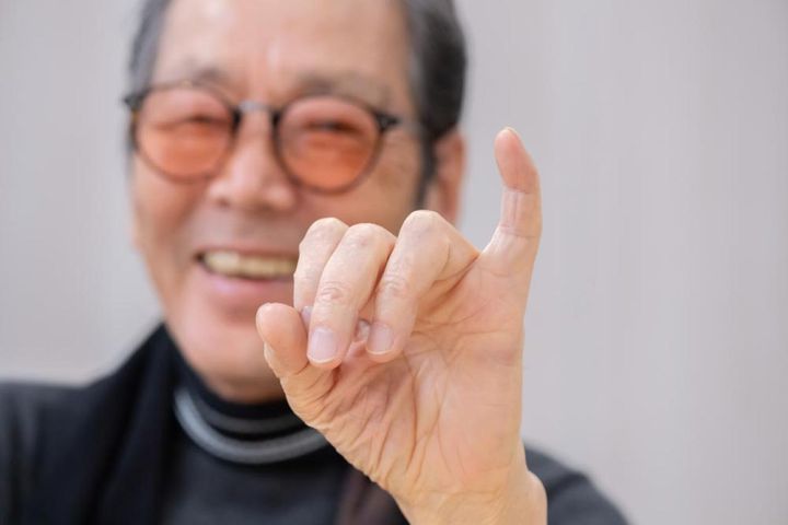 「僕はコレ（小指）でドラムスになりました（笑）」