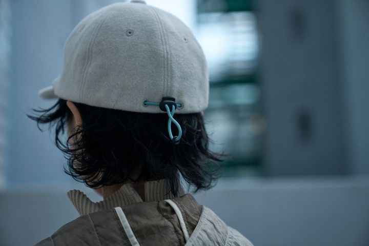 ミントグリーンのコードがアクセントになった、白のコットンフランネルキャップ