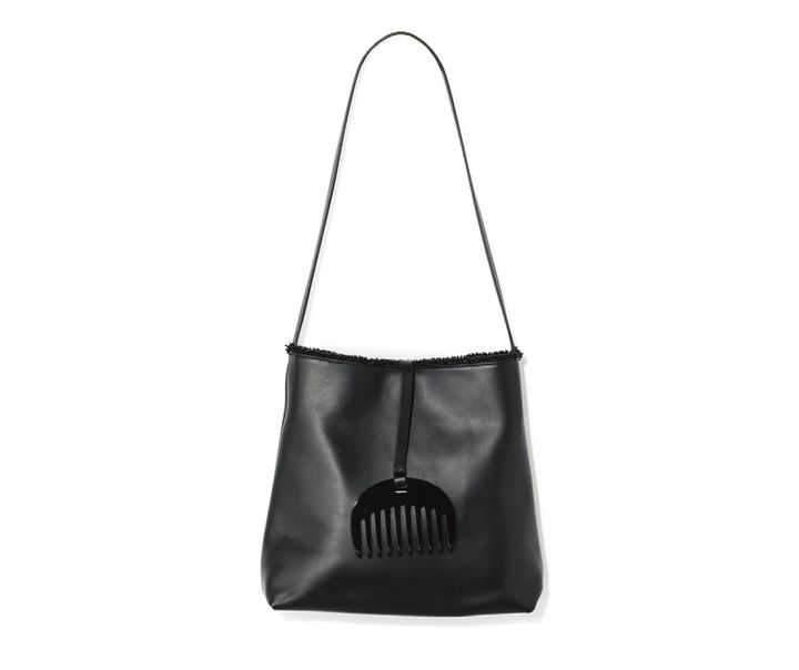 柔らかなカウレザーを使ったバッグ。