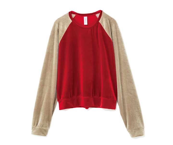 カジュアルなTシャツをベルベット素材でほどよくドレスアップ。