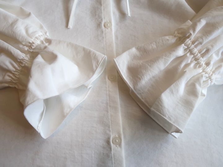 手首の位置は、ゴムが入ったシャーリング仕様になっています