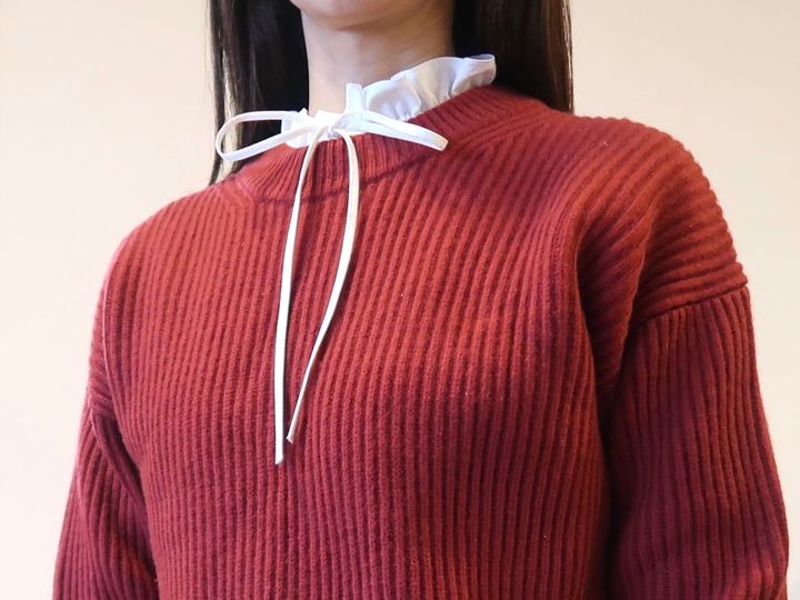 クルーネックのニットからのぞかせて