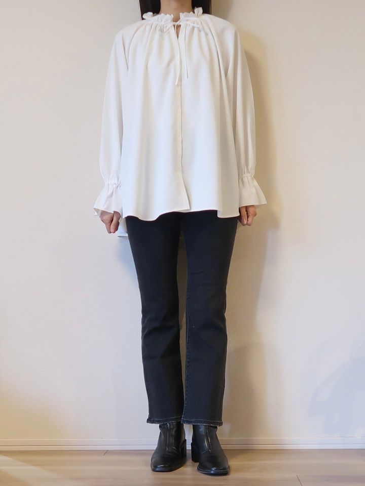 やわらかな素材と、ゆとりがありながらきれいに落ちるシルエットが体型を拾いません