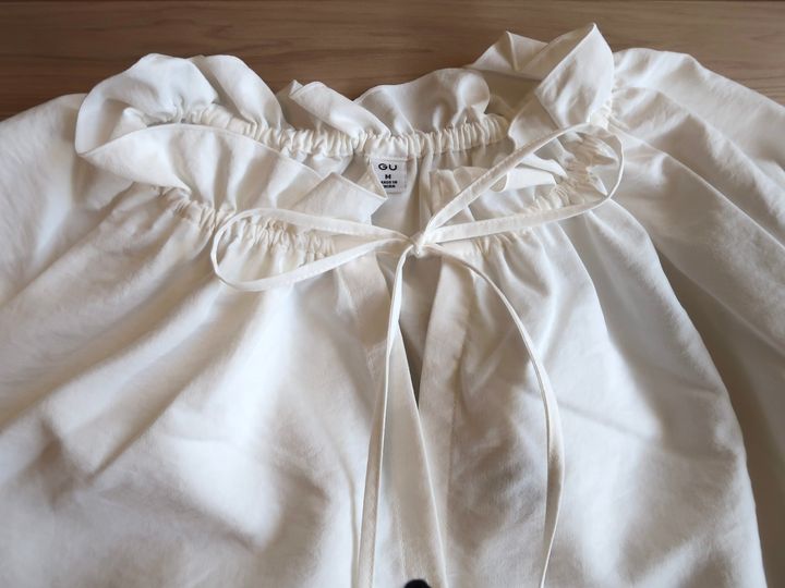 細かなギャザーがたくさんの小さめフリルが上品かつ大人かわいいポイント