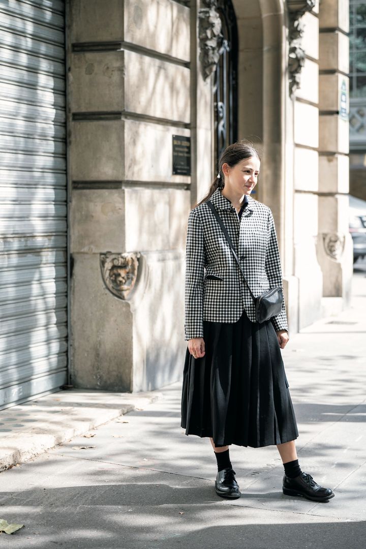 小物や色・柄使いを工夫して、冬のコーデを華やかに格上げ！【パリジェンヌの一週間コーデ】