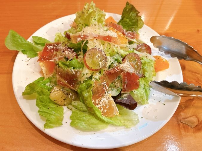 ルネッタ 旬の果実とハモンセラーノのサラダ