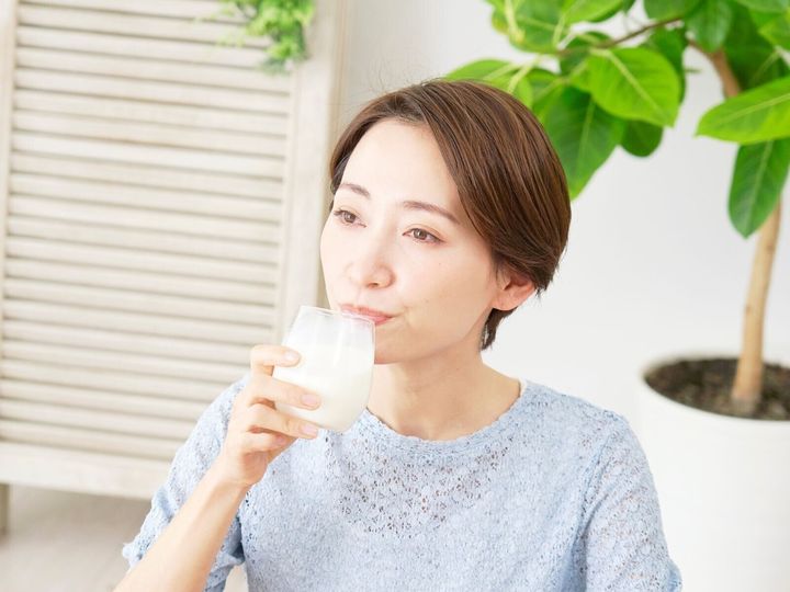 【大学教授が解説】「イライラするのはカルシウム不足」という説は、一見もっともらしいですが、実は科学的根拠はありません。意外に知られていない体内のカルシウムの働きと、本当のイライラの原因、誤解が広まったワケを分かりやすく解説します。（※画像：Shutterstock.com）