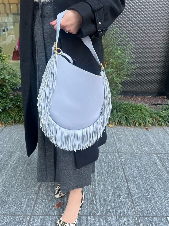 かしこまった場だけでなくカジュアルなシーンにも使えるバッグ