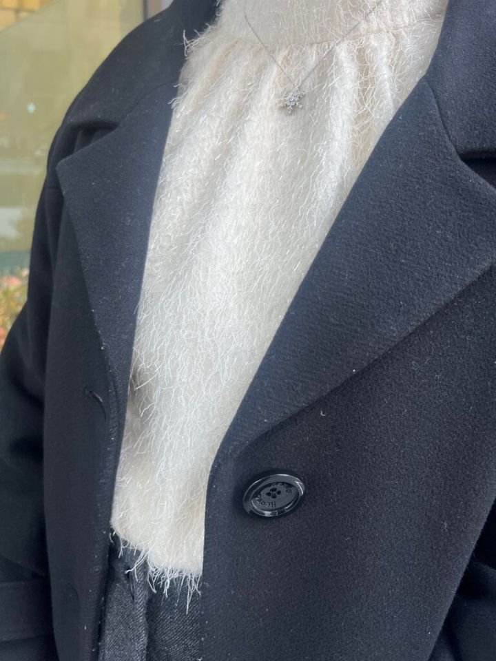 フリンジのように動きがかわいいフェザージャガードのブラウス