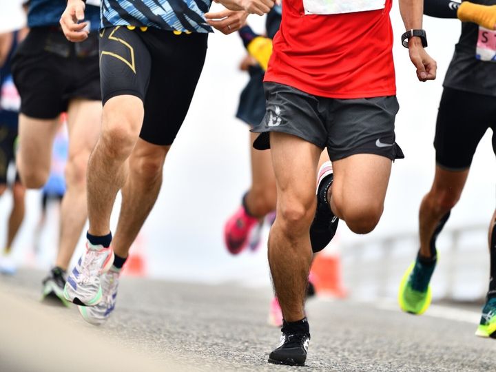 45歳を過ぎて夫が突然、マラソンとサプリ沼にハマった。一時期は20種類近くのサプリを飲み、まとめ買いにボーナスをつぎ込む始末。浪費を続ける夫に、マイホーム購入も先送りせざるを得ない事態に陥っているというのだ。※サムネイル画像：PIXTA