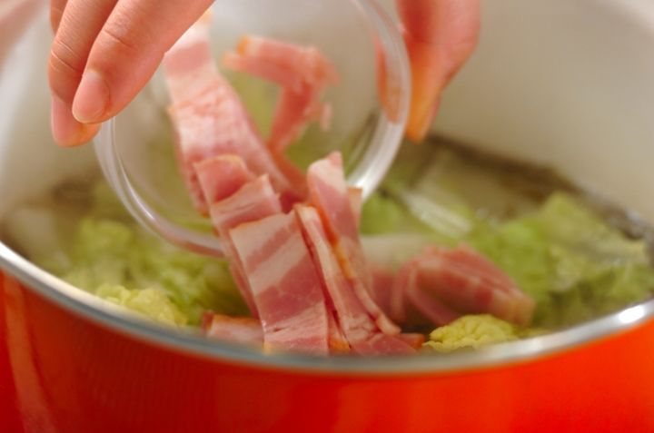 白菜とベーコンの昆布だしスープの作り方1
