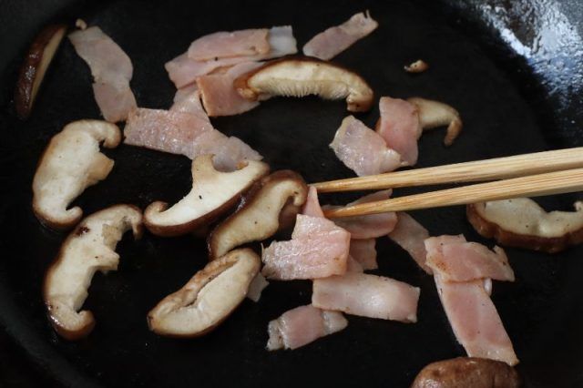 春菊としいたけの炒めもの